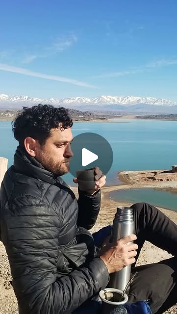 El mate, el sol y la montaña